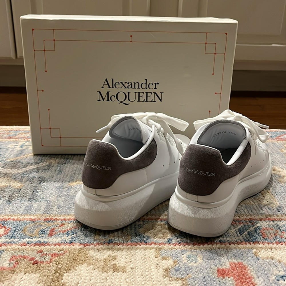 Alexander McQueen - Picture 2 of 9
